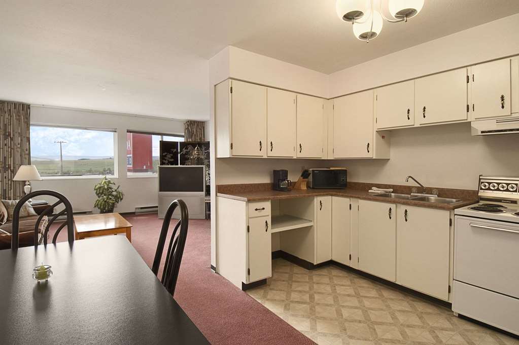 Ramada Limited Dawson Creek Hotel Room photo