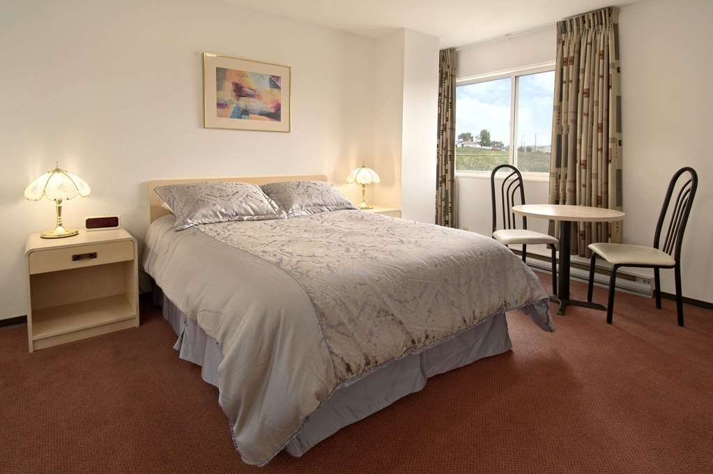 Ramada Limited Dawson Creek Hotel Room photo